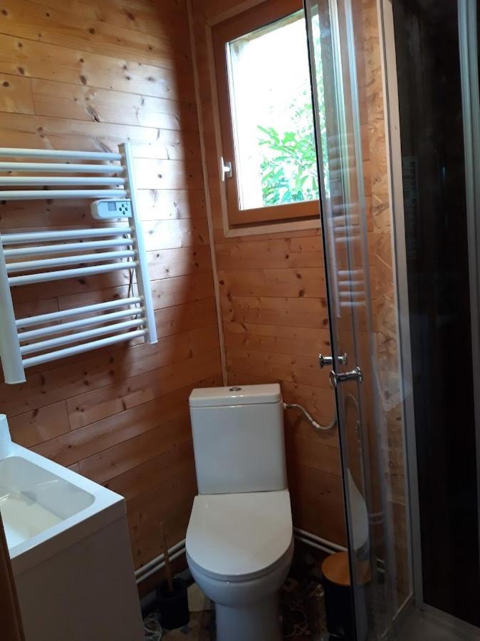 Chalet chaleureux avec parking garage motos, vélos La Chapelle-aux-Chasses Exterior foto